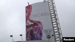 Papan iklan Oscars yang dipajang di Dolby Theatre di Hollywood, Los Angeles, California (foto: dok). 