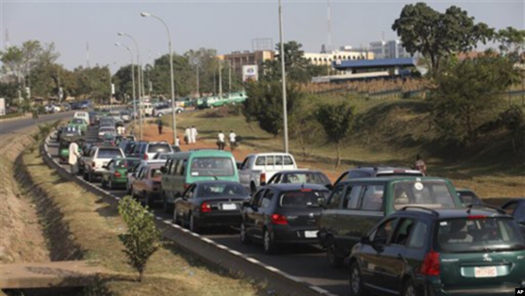 Cars que to buy fuel in Abuja, Nigeria, Tuesday, Nov. 30, 2010. A strike by Nigerian gas tanker drivers is creating long lines at gas stations in Africa's top oil producer and crippling activity in its cities. Igwe Achese, chairman of the Nigeria Union o