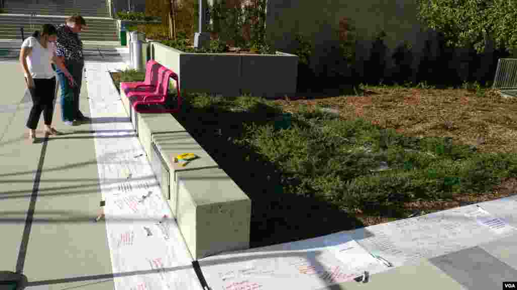 洛杉矶民众给奥巴马的祝贺信（美国之音国符拍摄)