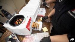 Seorang petugas medis mencocokan sampel darah untuk pengujian antibodi Covid-19 di Abyssinian Baptist Church, New York, 14 Mei 2020. (Foto: AP)