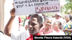 Mouvement d'humeur des praticiens hospitaliers, à Cotonou, Bénin, le 5 novembre 2017. (VOA/Ginette Fleure Adandé)