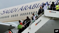 Des passagers descendent d’un avion de Saudi Arabian Airlines en provenance de Jeddah, après l’atterrissage à l’aéroport international de Pasay, dans le sud de Manille, Philippines, 20 septembre 2016.