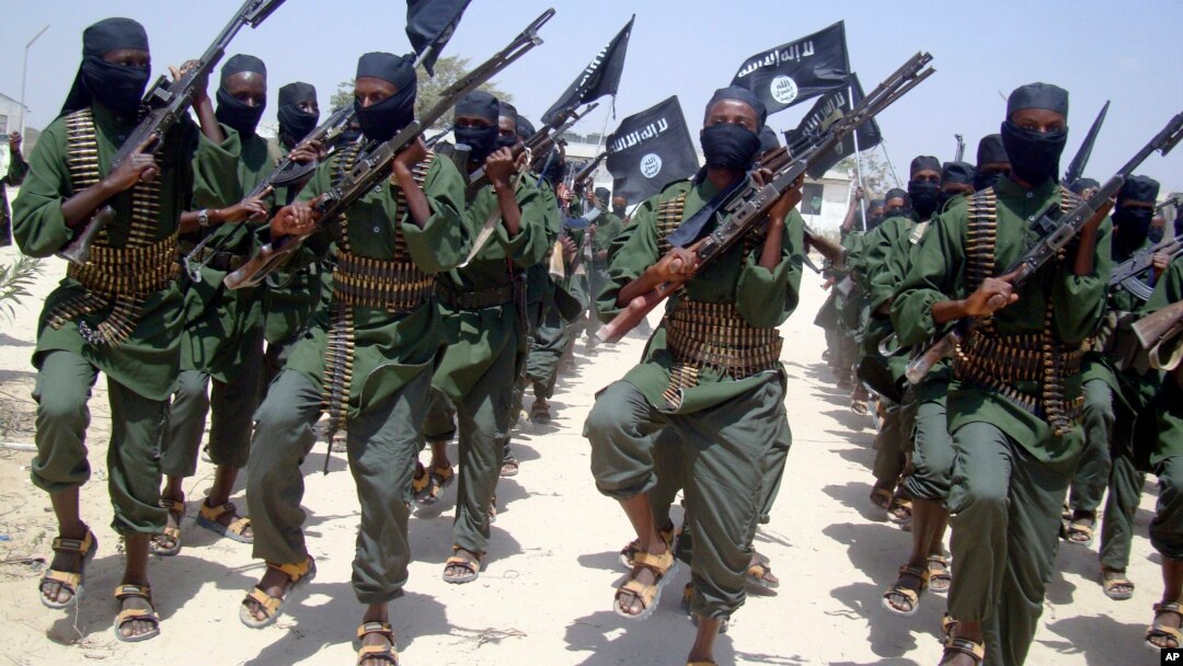 Tentara Al-Shabab sedang berlatih di pinggiran Kota Mogadishu, Somalia, 17 Februari 2011.
