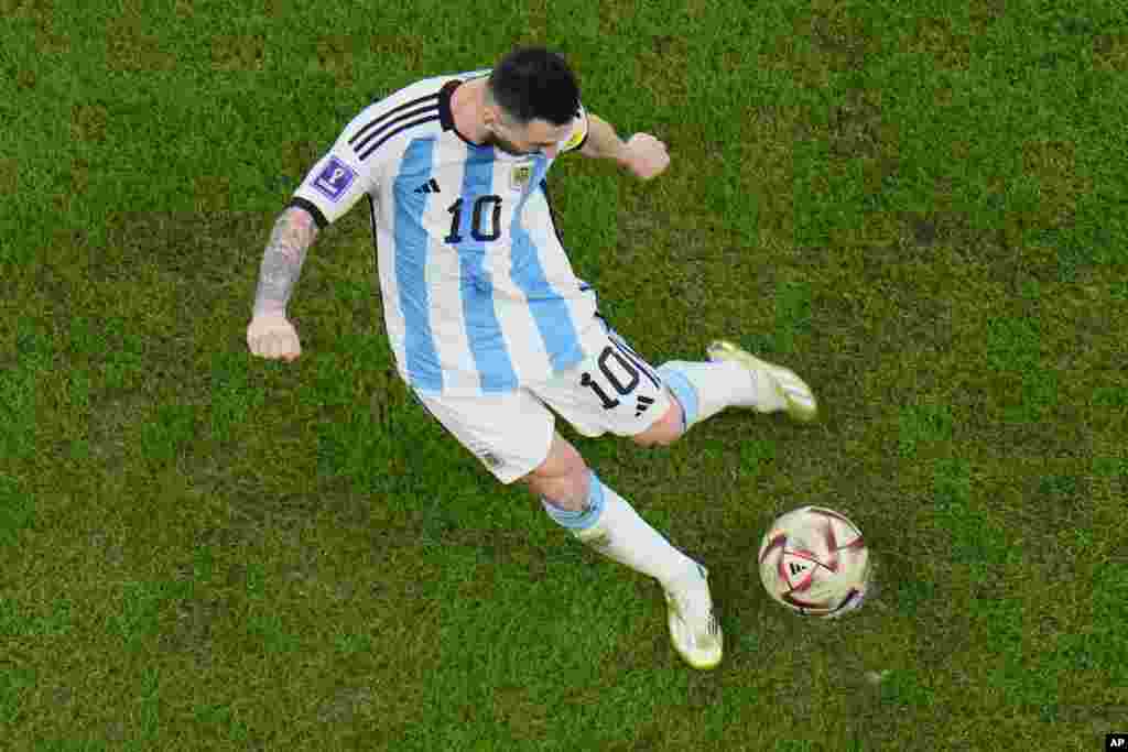 Lionel Messi de Argentina anota el primer gol de su equipo con un tiro penal durante el partido de fútbol de la semifinal de la Copa del Mundo entre Argentina y Croacia, el martes 13 de diciembre de 2022. (Foto AP/Hassan Ammar)