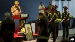 Le Premier ministre éthiopien Abiy Ahmed, au centre, assiste à une cérémonie officielle en l'honneur du chef de l'armée assassinée, le général Seare Mekonnen, au Millennium Hall de la capitale Addis-Abeba en Éthiopie, le 25 juin 2019.