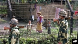 Dalam foto tahun 2007 ini tampak tentara India berpatroli di perbatasan India -Bangladesh. Kesepakatan ekstradisi India-Bangladesh akan mempermudah kedua negara dalam menangkap penjahat yang menyeberang perbatasan. 