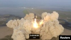 Космічний корабель SpaceX наступного покоління Starship на ракеті Super Heavy стартує зі стартового майданчика компанії Бока-Чіка під час випробувального польоту без екіпажу поблизу Браунсвіля, Техас, США, 20 квітня 2023, фото з відео. SpaceX/Reuters