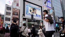 25일 일본 도쿄의 전광판에 아베 신종 일본 총리가 연설하는 장면이 나오고 있다. 
