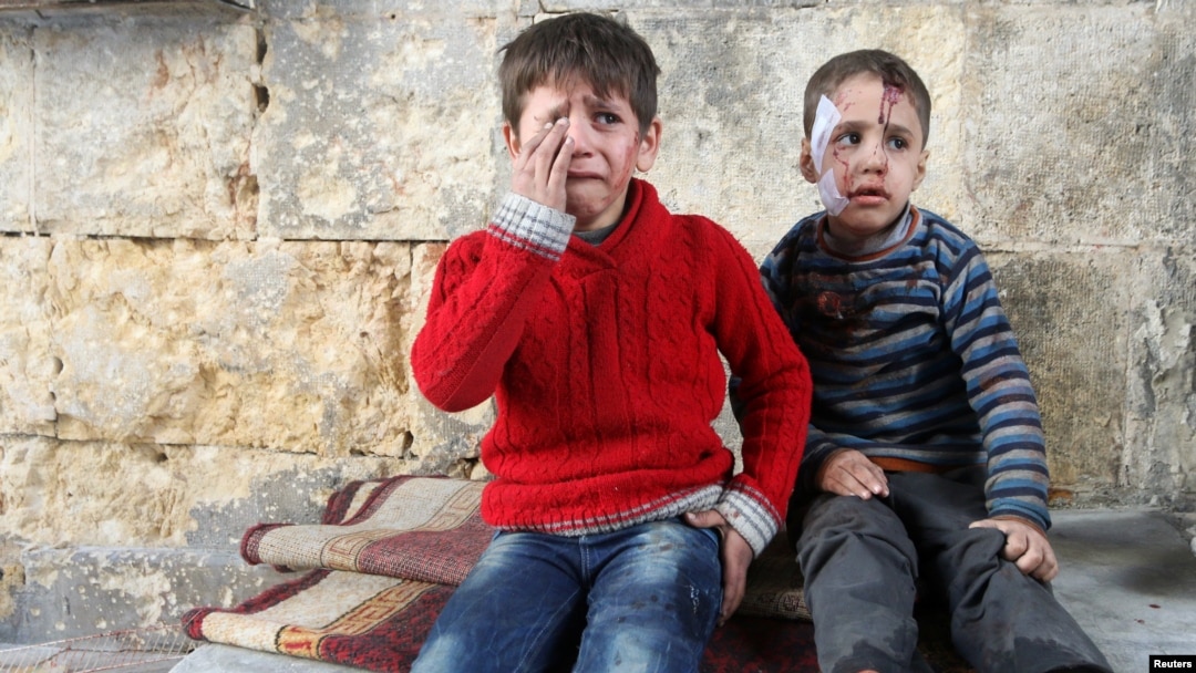 Anak-anak yang cedera di rumah sakit setelah serangan udara di kawasan yang dikuasai pemberontak di Aleppo, Suriah, 18 November 2016. 