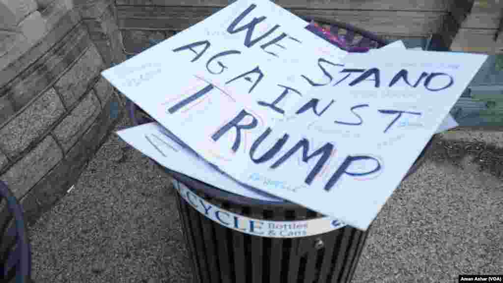 Protesters assembled on the Capitol Hill, Feb. 4, 2017, to protest what they see as a ban on Muslims entering the United States. A contingent of U.S. Capitol police stood ready. (A. Azhar/VOA)