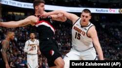 Nikola Jokić u duelu sa Majersom Leonardom u prvom poluvremenu utakmice Denver - Portland u "Pepsi centru" (Foto: AP/David Zalubowski)