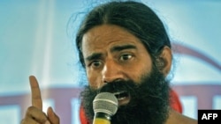 Ông Baba Ramdev phát biểu trước những người ủng hộ ông tại thị trấn Haridwar, Ấn Độ, 08/06/2011