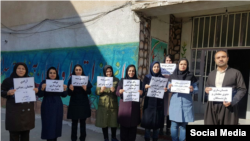 تصویری از تحصن روز دوشنبه ۱۳ اسفند معلمان در مدرسه‌ای در مریوان