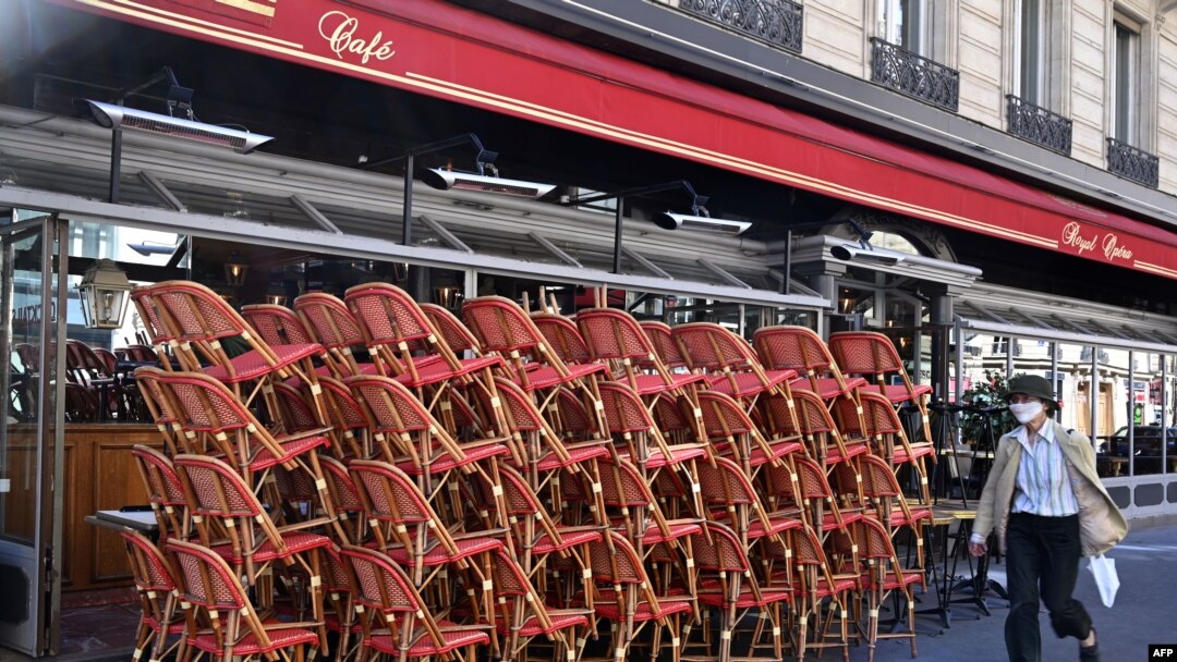 Umugabo yambaye Agapfukamunwa i Paris mu Bufaransa aho amazu y'uburiro yugawe kubera COVID-19.