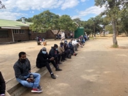 Zimbabweans line up for COVID-19 jabs, at Harare Central Hospital, June 24, 2021. (Columbus Mavhunga/VOA)