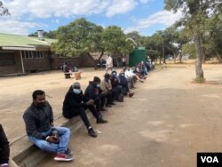 Zimbabweans line up for COVID-19 jabs, at Harare Central Hospital, June 24, 2021. (Columbus Mavhunga/VOA)