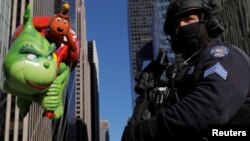 Un miembro de las fuerzas antiterroristas de la Policía de NuevaYork vigila durante el desfile de Thanksgiving de Macy's.