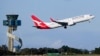 资料图：澳洲航空一架客机从悉尼机场起飞。（美联社2022年9月5日）