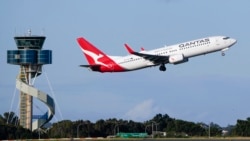 Pesawat milik maskapai Qantas lepas landas dari bandara Sydney, Australia, pada 5 September 2022. (Foto: AP/Mark Baker)