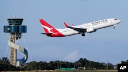 资料图：澳洲航空一架客机从悉尼机场起飞。（美联社2022年9月5日）