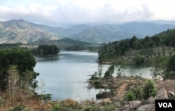 Not frequently discussed is the environmental impact of new golf courses in Vietnam, such as overuse of water, pesticides, threats to natural habitats, as well as the microplastics that golf balls release into the ocean. (Ha Nguyen/VOA)