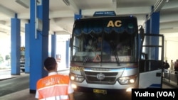 Petugas melakukan pengecekan kelayakan armada Angkutan lebaran 2017 terminal Tirtonadi Solo, 8 Juni 2017. (Foto: VOA/Yudha)