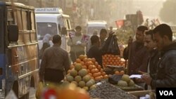 Para pedagang menjajakan buah-buahan di jalanan Kairo. Bantuan IMF akan dipakai untuk membantu bisnis kecil dan menengah di Mesir.