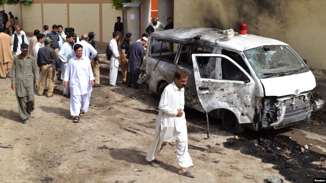 Para petugas keamanan berkumpul di lokasi ledakan bom bunuh diri di Quetta, Pakistan (8/8).