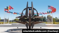 آبده‌ای در بیرون مقر ناتو در شهر بروکسل، پایتخت بلجیم