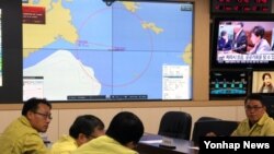 사조산업의 1,753t급 명태잡이 트롤선인 '501오룡호'가 1일 러시아 서베링해에서 침몰한 가운데 한국정부 세종청사 해양수산부 상황실에 '오룡호 중앙사고수습본부'가 설치돼 직원들이 사태 파악에 나서고 있다.