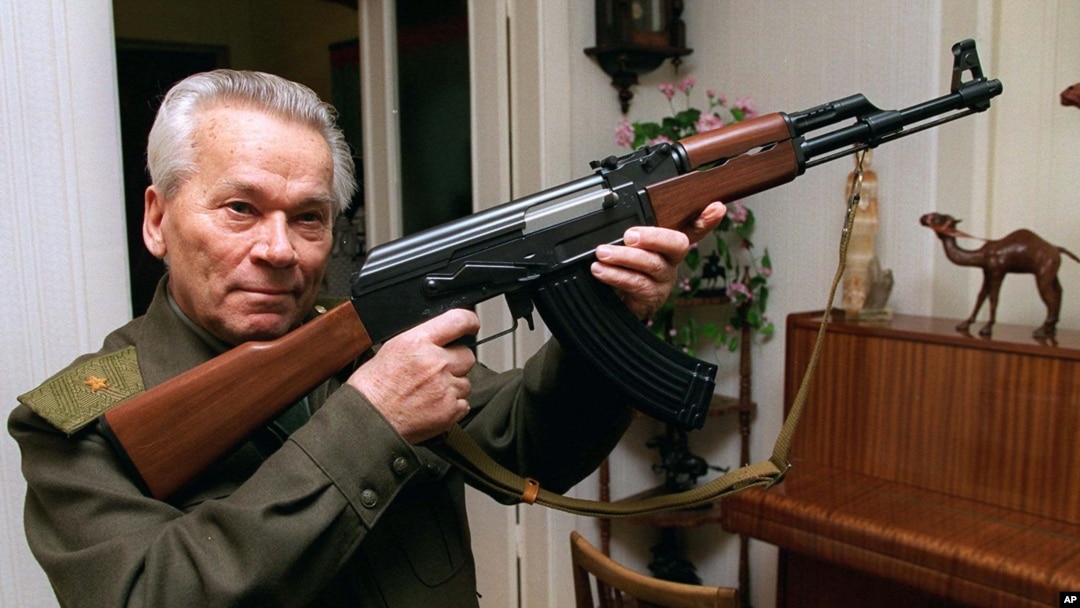 Mihail Kalašnjikov sa svojim izumom - istoimenom automatskom puškom (arhivski snimak 29. oktobra 1997.) 
