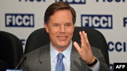 Ông Nicholas Burns là viên chức ngoại giao chuyên nghiệp đã về hưu và từng giữ chức thứ trưởng bộ ngoại giao Mỹ từ năm 2005 đến năm 2008.
