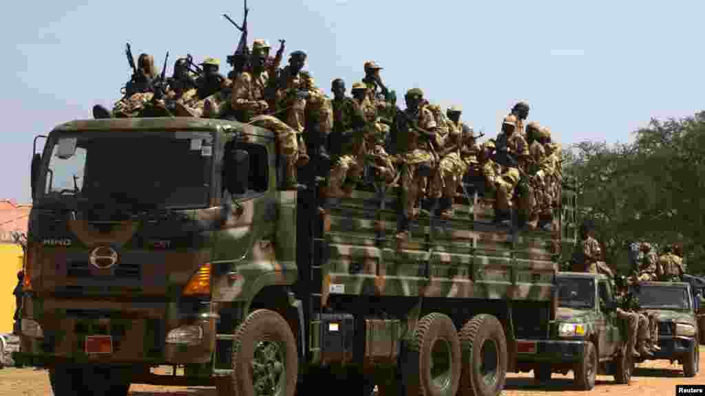 Soldados da SPLA num camião em Juba Dez. 21, 2013. REUTERS/Stringer 