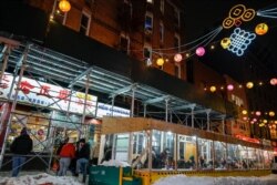 지난달 12일 미국 뉴욕시가 식당들의 제한적 영업을 허용한 후 차이나타운의 한 식당 앞에 줄 선 고객들.