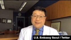 주한미국대사관이 신종 코로나바이러스 대응을 위한 중요한 의료 연구를 진행해온 한국계 미국인 의사 제프리 장 박사를 트위터에 소개했다. 사진 제공: U.S. Embassy Seoul / Twitter.
