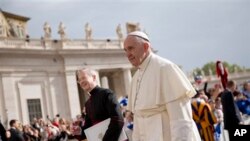 Le pape François sur la place Saint-Pierre au Vatican le 13 avril 2016.