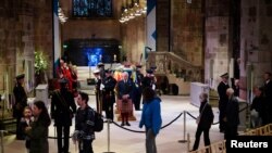 El rey Carlos III y otros miembros de la familia real celebran una vigilia en la Catedral de St Giles, Edimburgo, en honor a la reina Isabel II, el 12 de septiembre de 2022. 