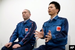 Yasunobu Yokokawa (kiri), dan Hiroshi Ide (kanan), keduanya anggota Departemen Program Pemulihan Puing Bahan Bakar di Fukushima Daiichi saat diwawancarai AP, 20 Februari 2025. (Eugene Hoshiko/AP)