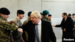 资料照片：英国首相约翰逊访问华沙附近的军事基地。(2022年2月10日)