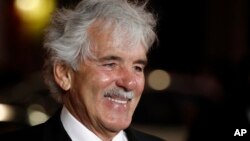 Dennis Farina pada acara pemutaran perdana serial televisi HBO "Luck" di Los Angeles pada 2012. (Foto: Dok)