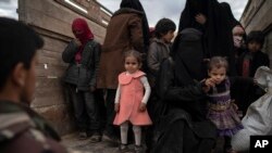 Parempuan dan anak-anak yang dievakuasi dari bekas markas ISIS di kota Baghouz, Suriah setelah ISIS dikalahkan oleh Pasukan Demokratik Suriah (SDF) (foto: ilustrasi). 