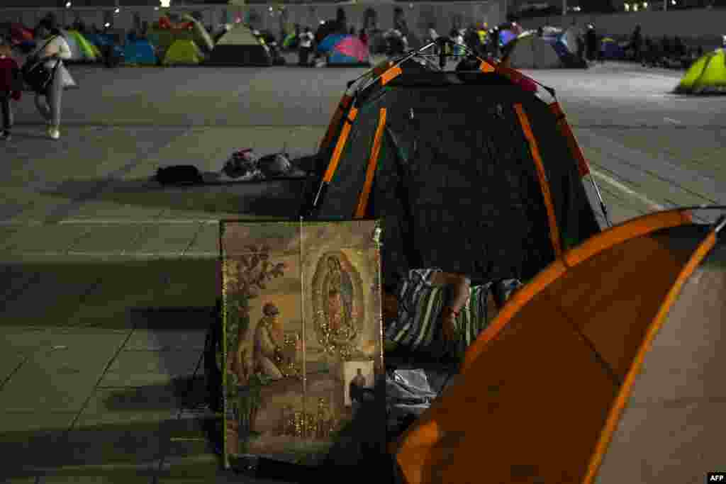 En campamentos improvisados, devotos de la virgen de Guadalupe pasan la noche para participar en las conmemoraciones que en su nombre se hacen cada 12 de diciembre.&nbsp;