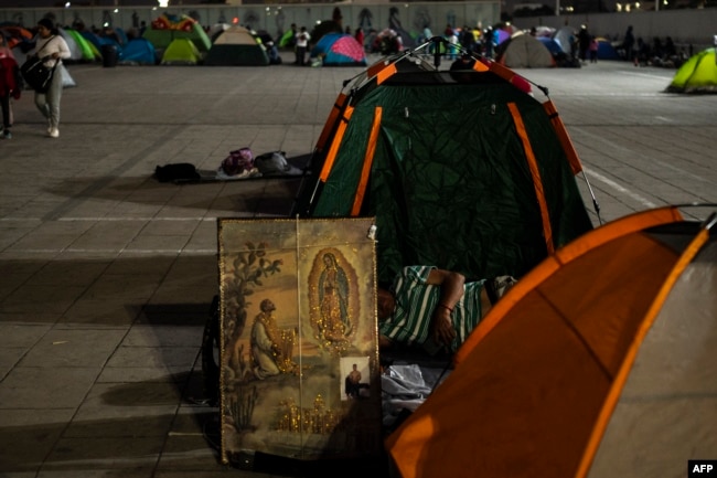 En campamentos improvisados, devotos de la virgen de Guadalupe pasan la noche para participar en las conmemoraciones que en su nombre se hacen cada 12 de diciembre. 