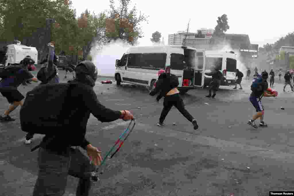 칠레 산티아고에서 정부가 추진하는 대면 수업 재개를 반대하는 시위대가 경찰과 충돌했다. 