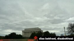 Two cyclists are passing by the Lincoln Memorial on a cloudy morning in Washington, as the coronavirus pandemic lockdown continues, April 4, 2020. (Photo by Diaa Bekheet)