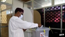 Niger presidential candidate Bazoum Mohamed casts his ballot in regional and municipal elections in Niamey, Dec. 13, 2020.