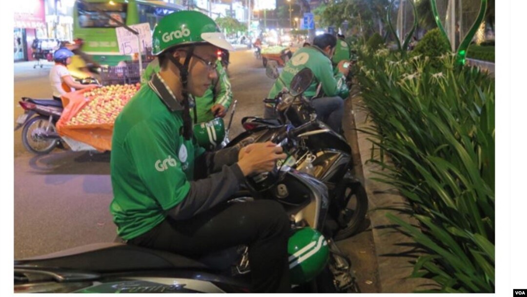 Phạm Quốc Thái đang chạy Grab. (Hình; Trích xuất từ trang web báo Thanh Niên)