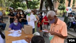 Ciudadanos salen a las calles para participar en la consulta popular, en Caracas,el 12 de julio de 2020. [Foto: VOA/Luisana Solano]