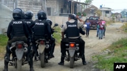 La inseguridad también afecta a los ecuatorianos en todo el país, en la imagen policías patruyan en una zona de alta incidencia en el tráfico de drogas en Duran, Ecuador, on July 17, 2024. 