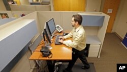 Josh Boldano, salah satu karyawan Brown & Brown Insurance, bekerja sambil berolahraga dengan meja treadmill di kantornya di Carmel, Indiana, Amerika Serikat, 28 Agustus 2013. (Foto: dok).